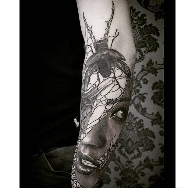 大腿上的女子面部线条纹身图案