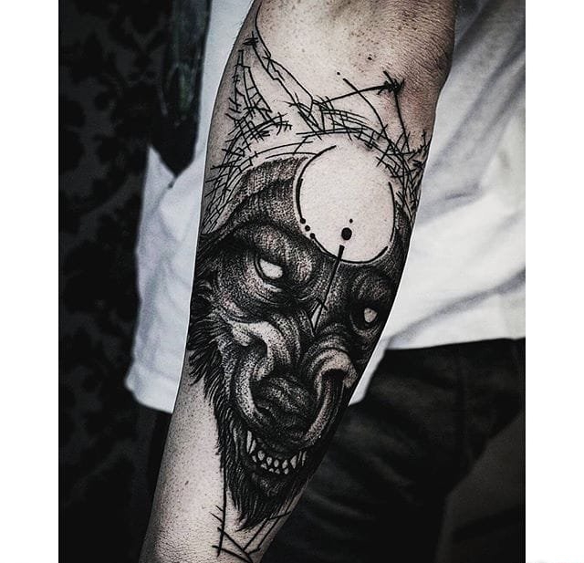 大腿上的女子面部线条纹身图案