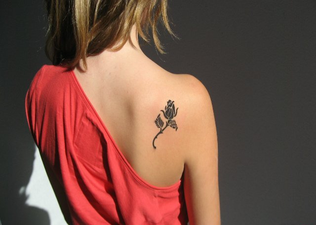 美女花臂满背纹身图案