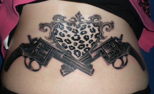 女孩大腿上的环形初边和手枪纹身图案