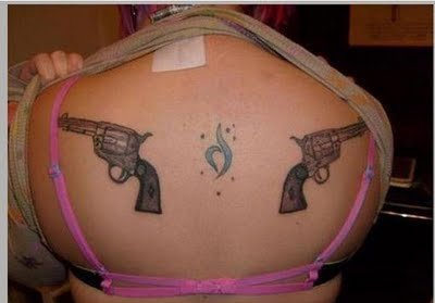 女孩大腿上的环形初边和手枪纹身图案