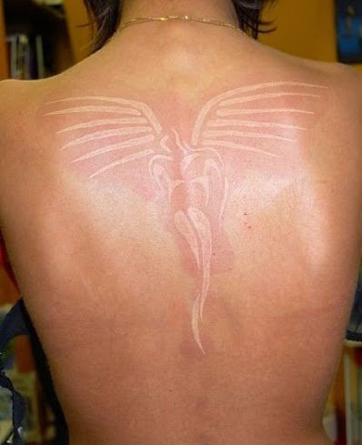 女性背上的天使隐形纹身图案