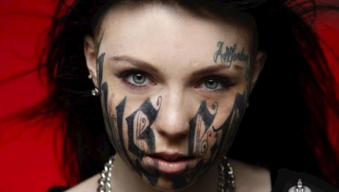 女子侧脸满图腾纹身图案