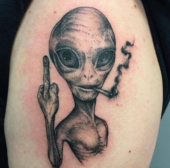 手臂上可爱的吸烟外星人纹身图案