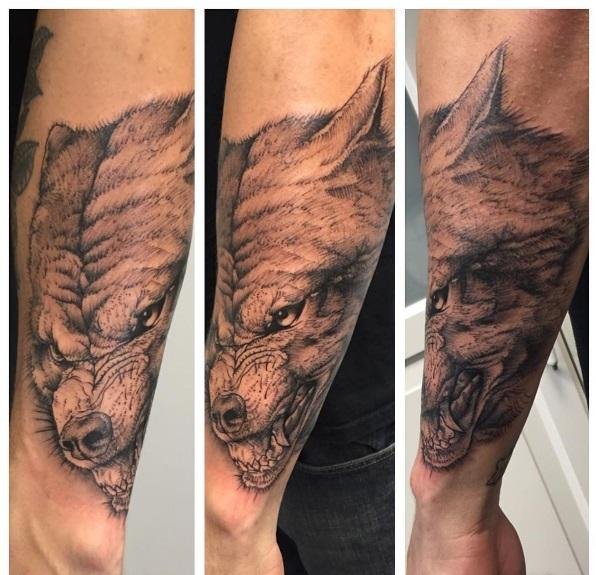 手臂上凶猛狼头纹身图案
