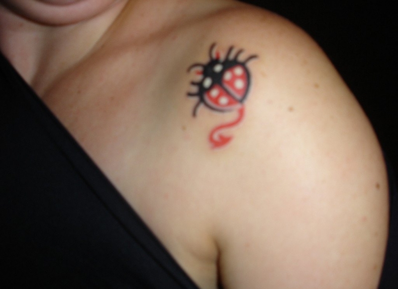 脚背上的三只瓢虫纹身图案