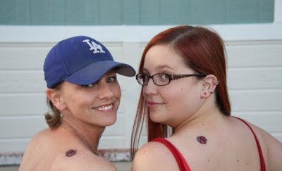 脚背上的三只瓢虫纹身图案