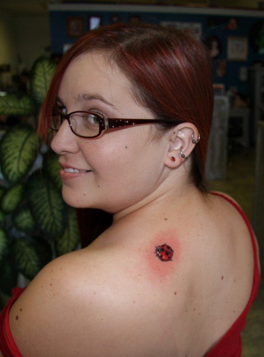 脚背上的三只瓢虫纹身图案