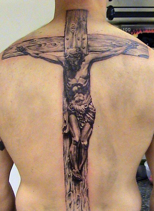 男性背上背着的大十字架纹身图片