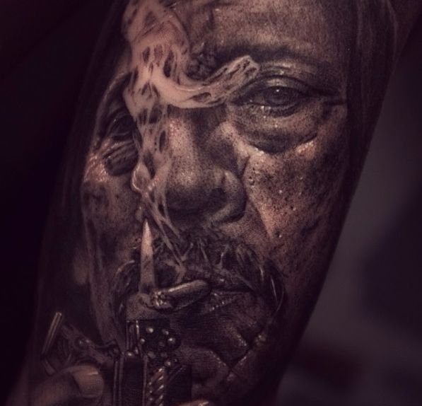 半背上的黑灰色僵尸新娘纹身图案