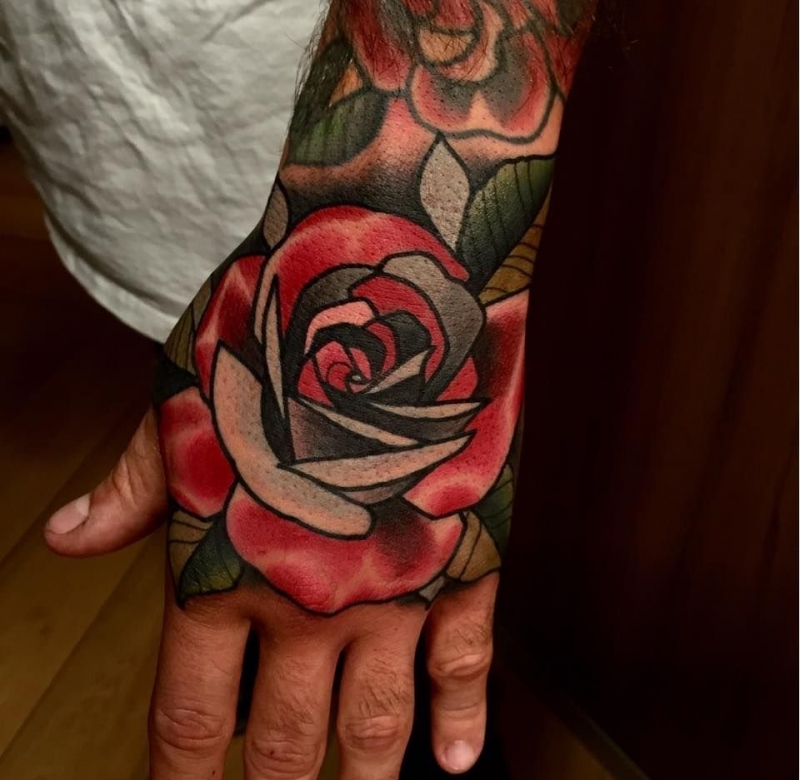 大腿上戴着围巾的狗纹身图案