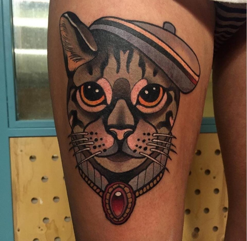 大腿上戴着围巾的狗纹身图案