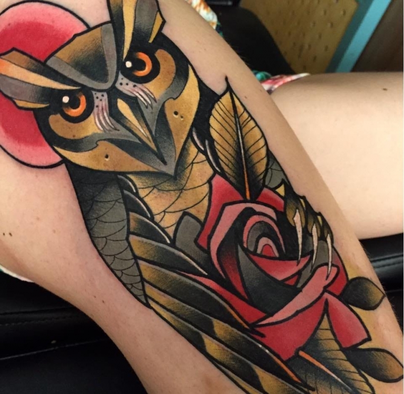 大腿上戴着围巾的狗纹身图案