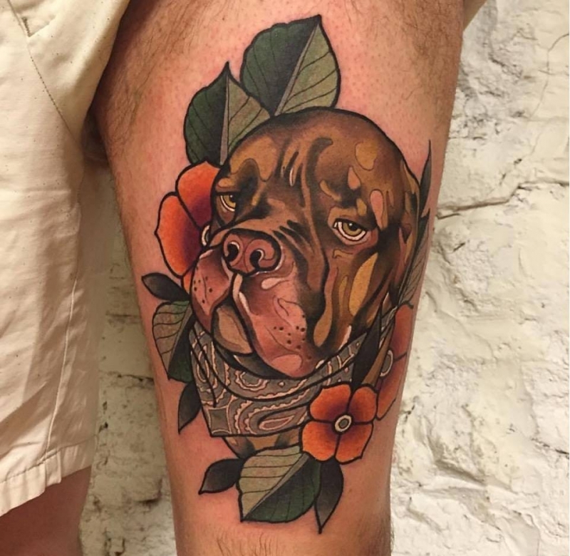 大腿上戴着围巾的狗纹身图案