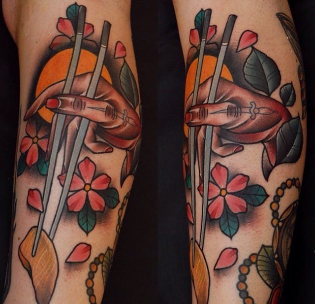 大腿上戴着围巾的狗纹身图案