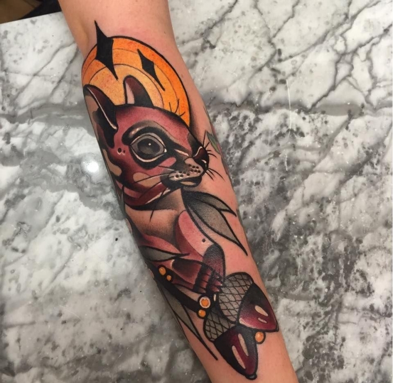 大腿上戴着围巾的狗纹身图案