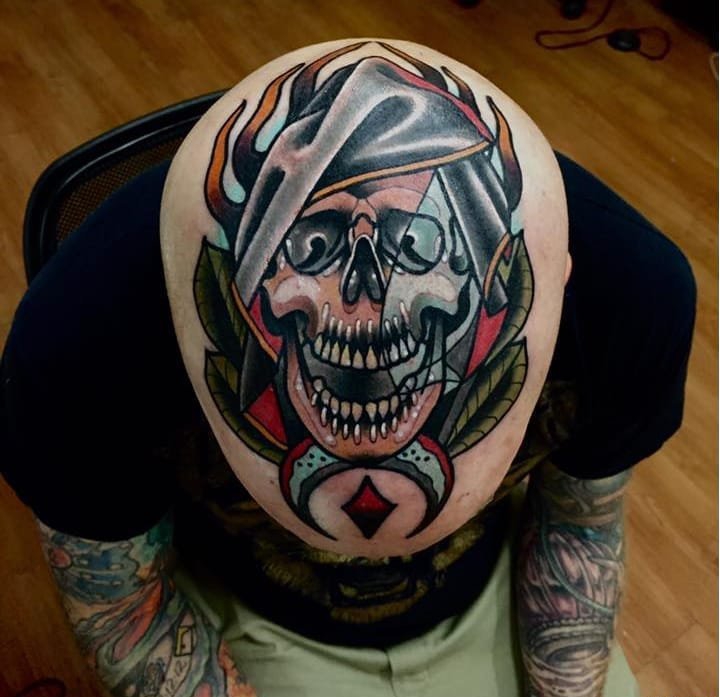 大腿上戴着围巾的狗纹身图案