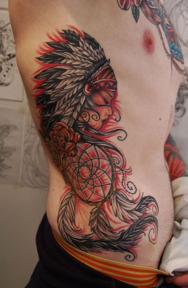 男子侧肋上漂亮的部落女子捕梦网纹身图案