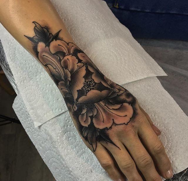 传统风格的小花纹身图案