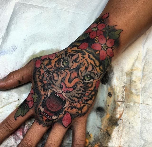 传统风格的小花纹身图案