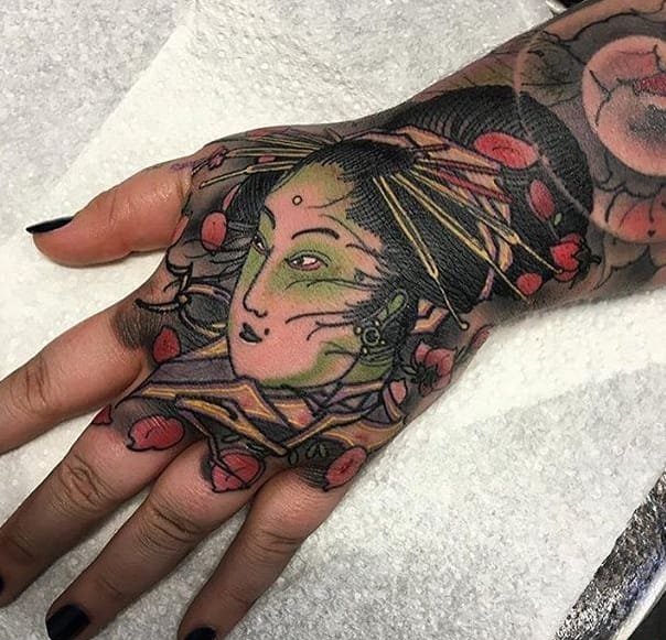 传统风格的小花纹身图案