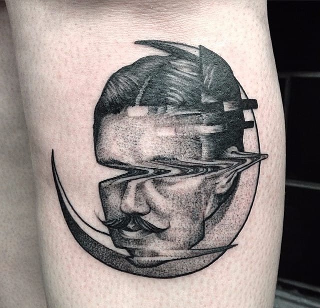 大臂上水波纹折射弯曲人物和铁路隧道纹身图案