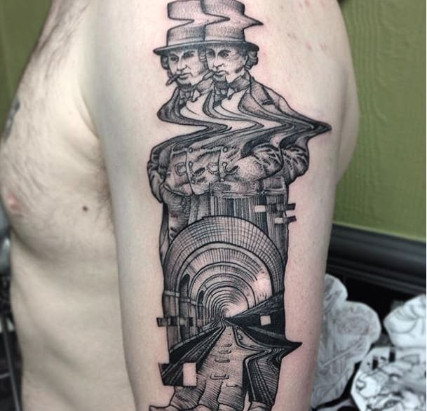 大臂上水波纹折射弯曲人物和铁路隧道纹身图案