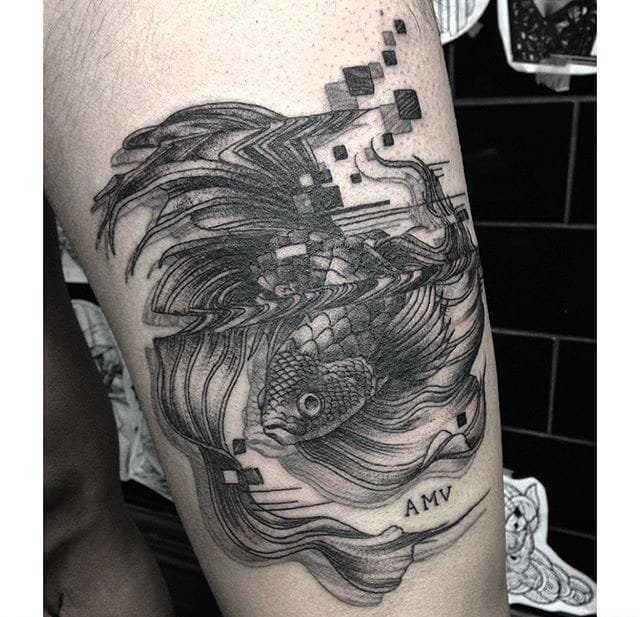 大臂上水波纹折射弯曲人物和铁路隧道纹身图案