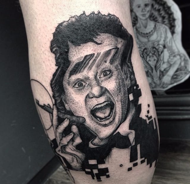 大臂上水波纹折射弯曲人物和铁路隧道纹身图案