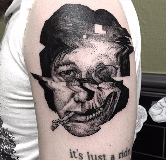 大臂上水波纹折射弯曲人物和铁路隧道纹身图案