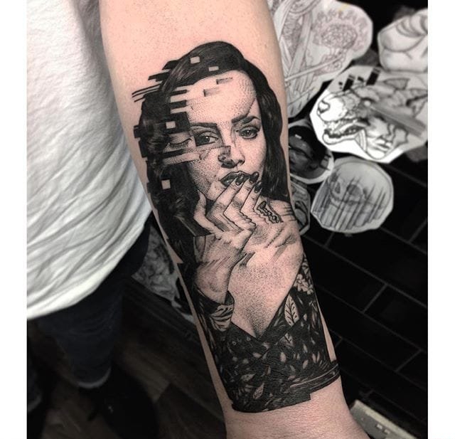 大臂上水波纹折射弯曲人物和铁路隧道纹身图案