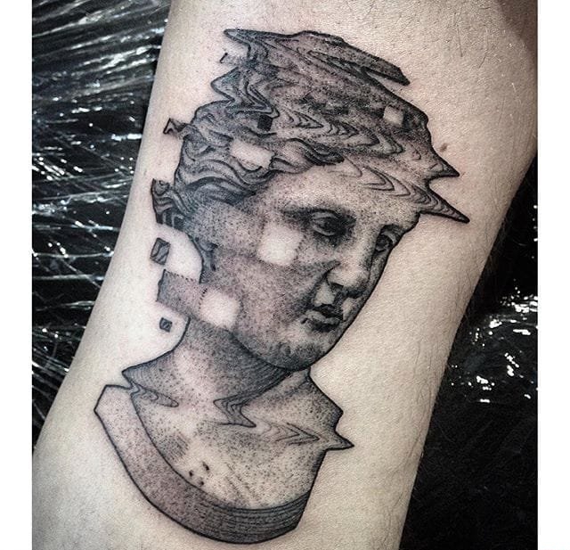 大臂上水波纹折射弯曲人物和铁路隧道纹身图案