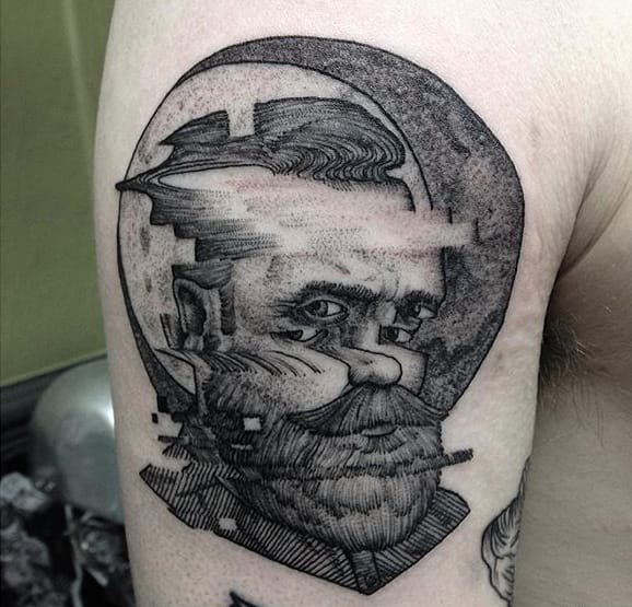 大臂上水波纹折射弯曲人物和铁路隧道纹身图案