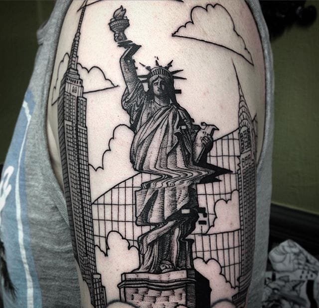 大臂上水波纹折射弯曲人物和铁路隧道纹身图案