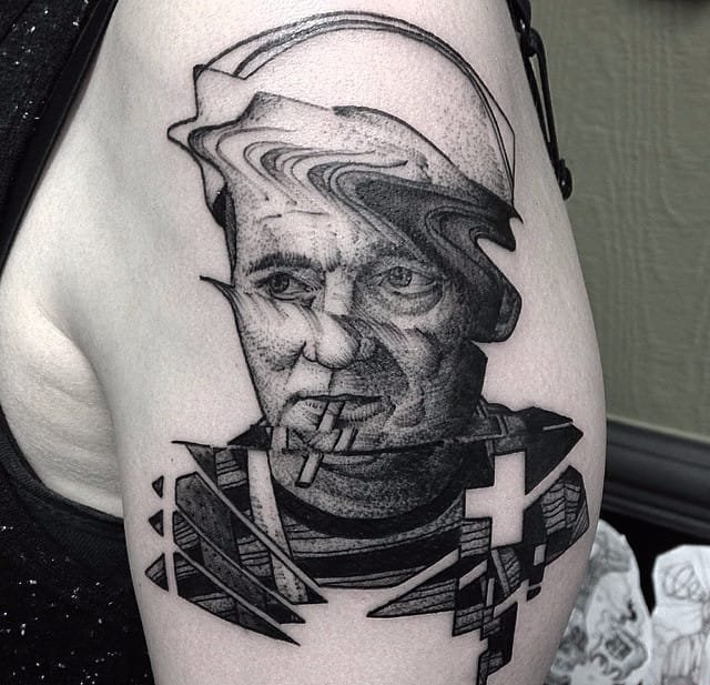 大臂上水波纹折射弯曲人物和铁路隧道纹身图案