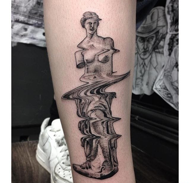 大臂上水波纹折射弯曲人物和铁路隧道纹身图案