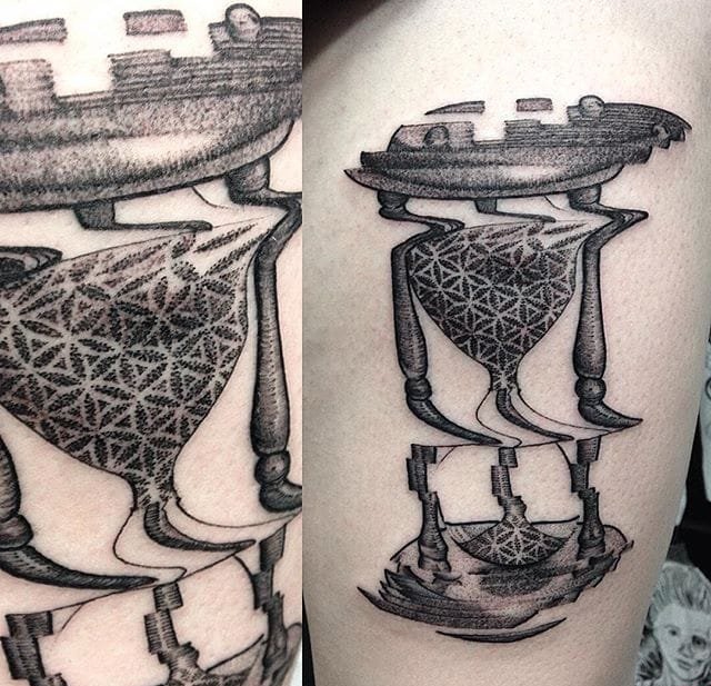 大臂上水波纹折射弯曲人物和铁路隧道纹身图案