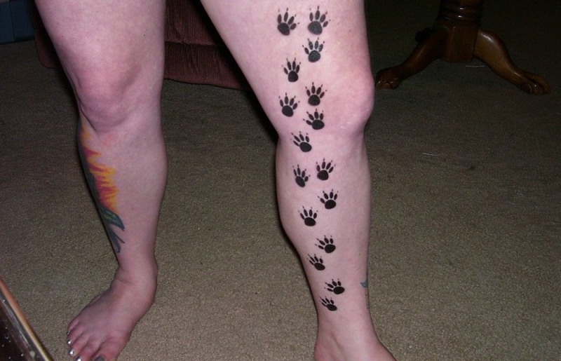 大腿上的刻字和猫脚印图案纹身