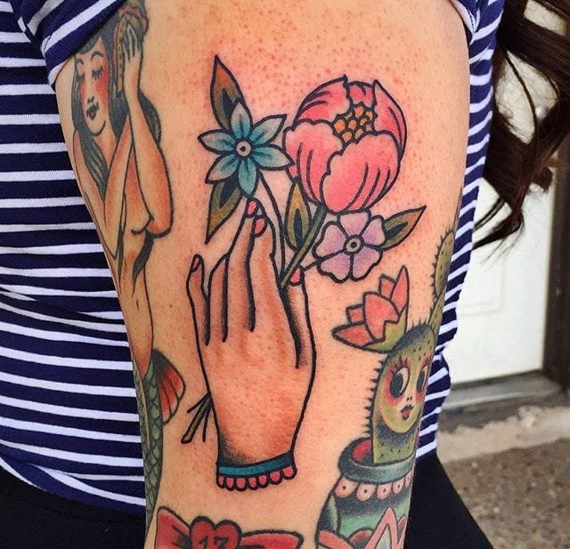 大腿上传统风格的手握花纹身图案