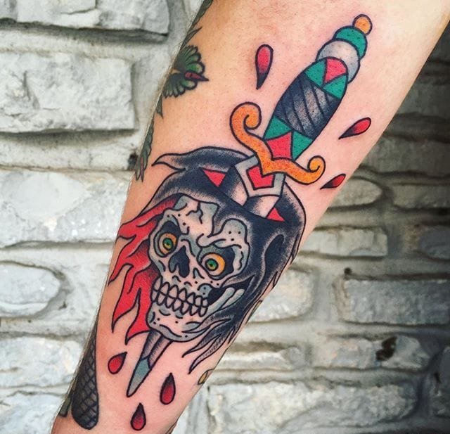 大腿上传统风格的手握花纹身图案