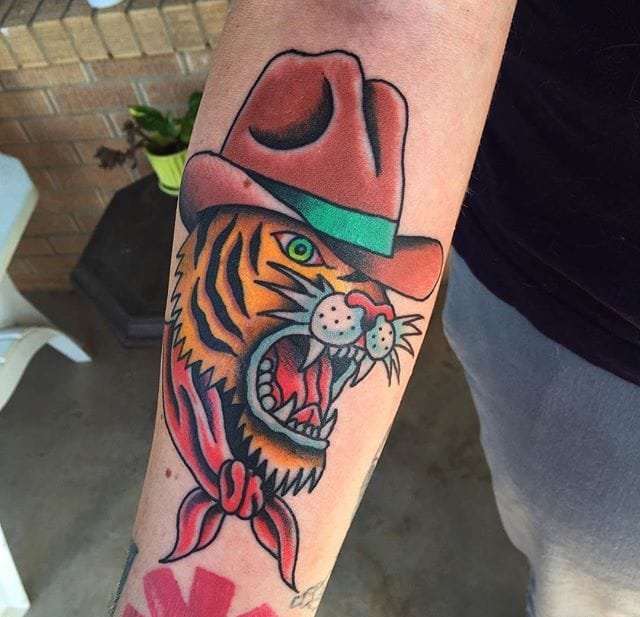 大腿上传统风格的手握花纹身图案