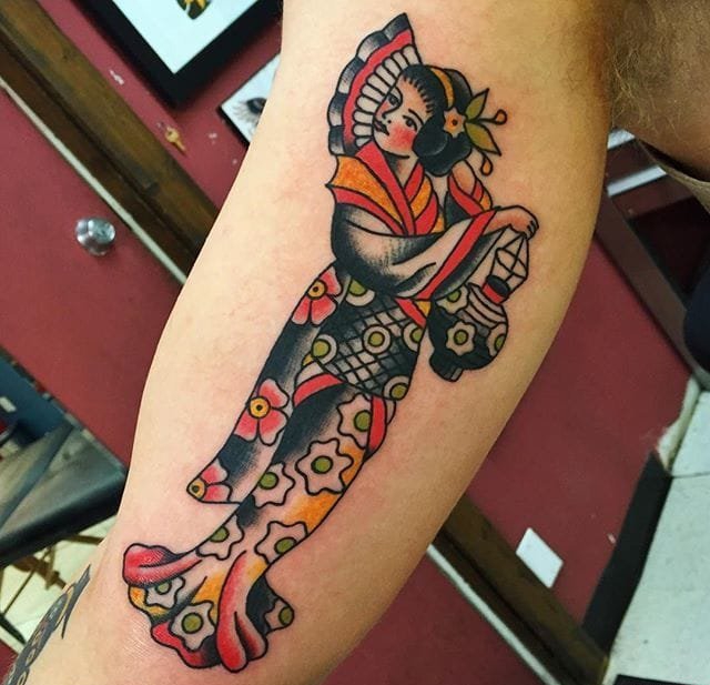 大腿上传统风格的手握花纹身图案