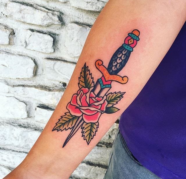 大腿上传统风格的手握花纹身图案