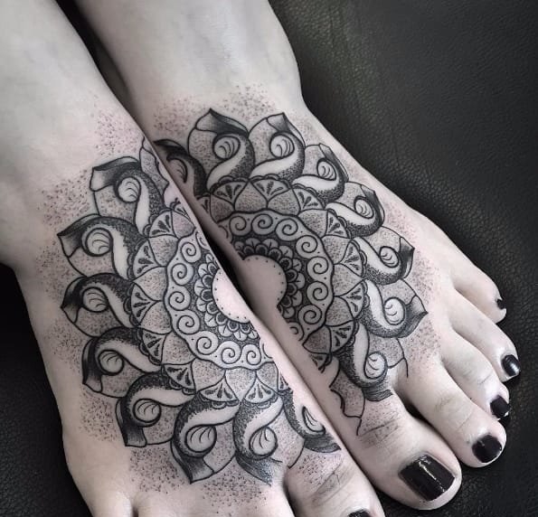 大腿上的黑灰色狼纹身图案