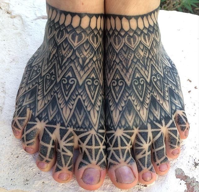 大腿上的圆形几何装饰纹身图案