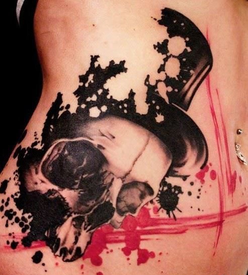 侧肋上的黑色水彩骷髅头纹身图案