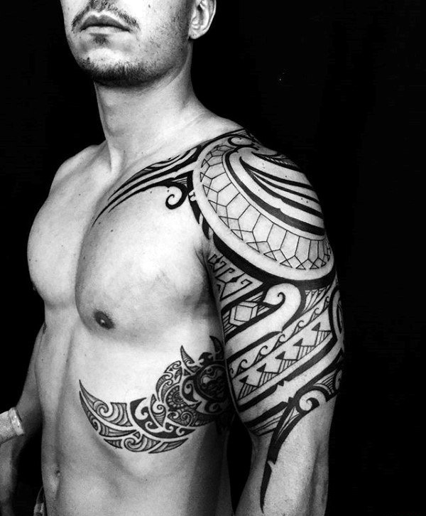 侧肋上的鲨鱼图腾纹身图案