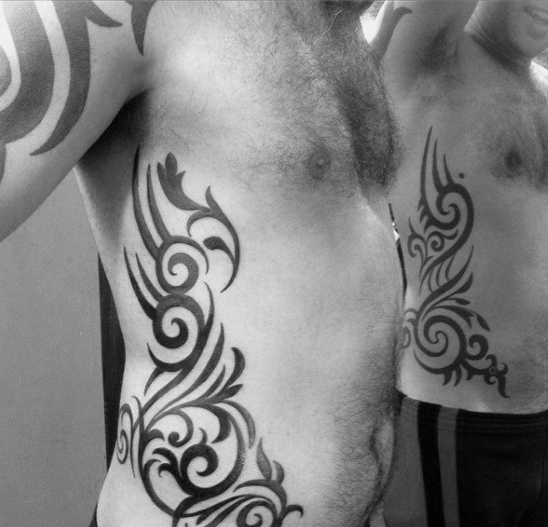 侧肋上的鲨鱼图腾纹身图案