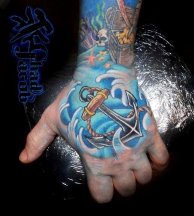 传统风格刺破红心的船锚纹身图案