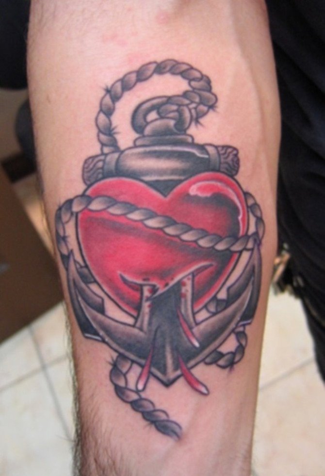 传统风格刺破红心的船锚纹身图案